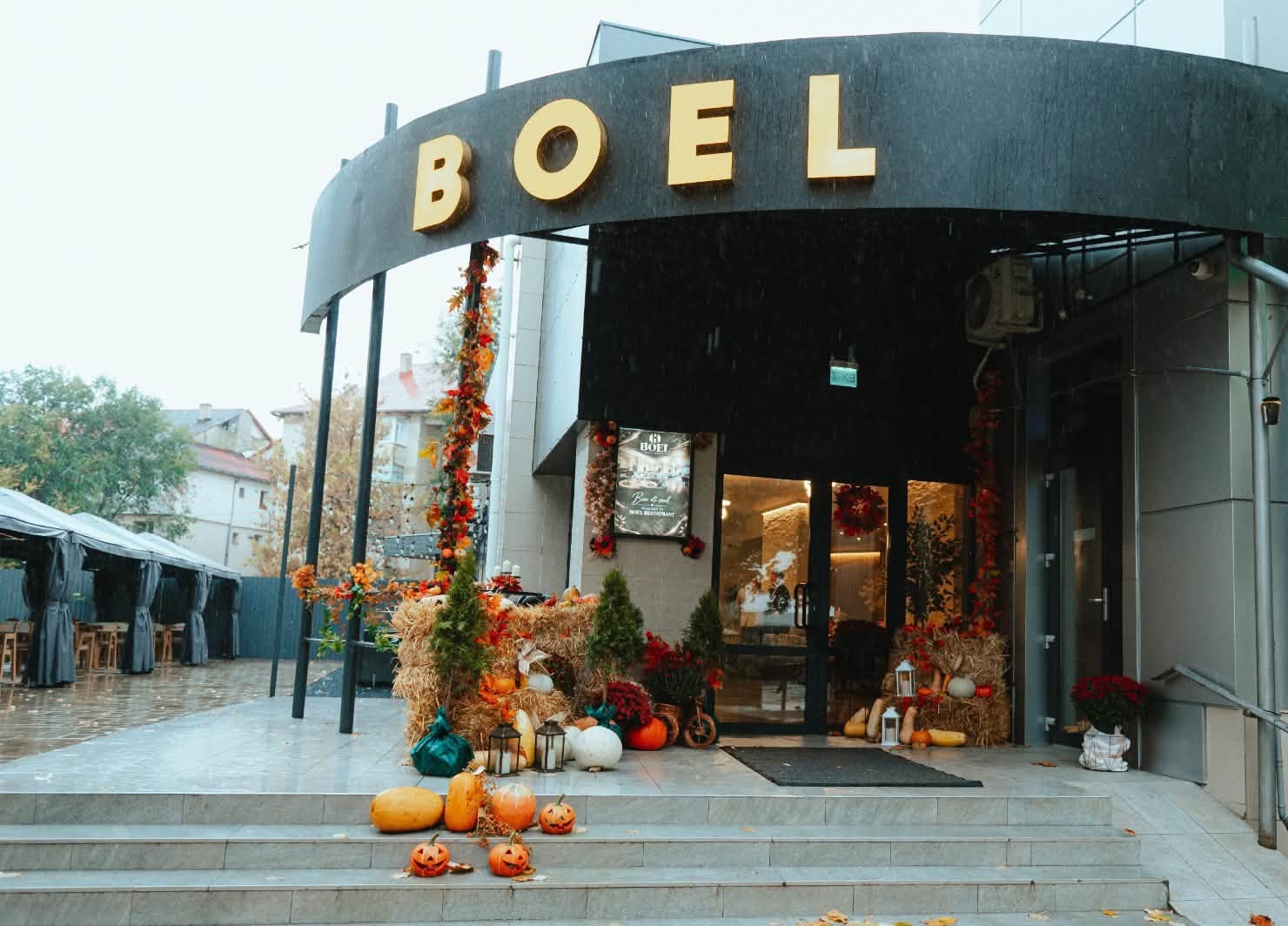 Fațada BOEL Restaurant, cu firma aurie și terasa