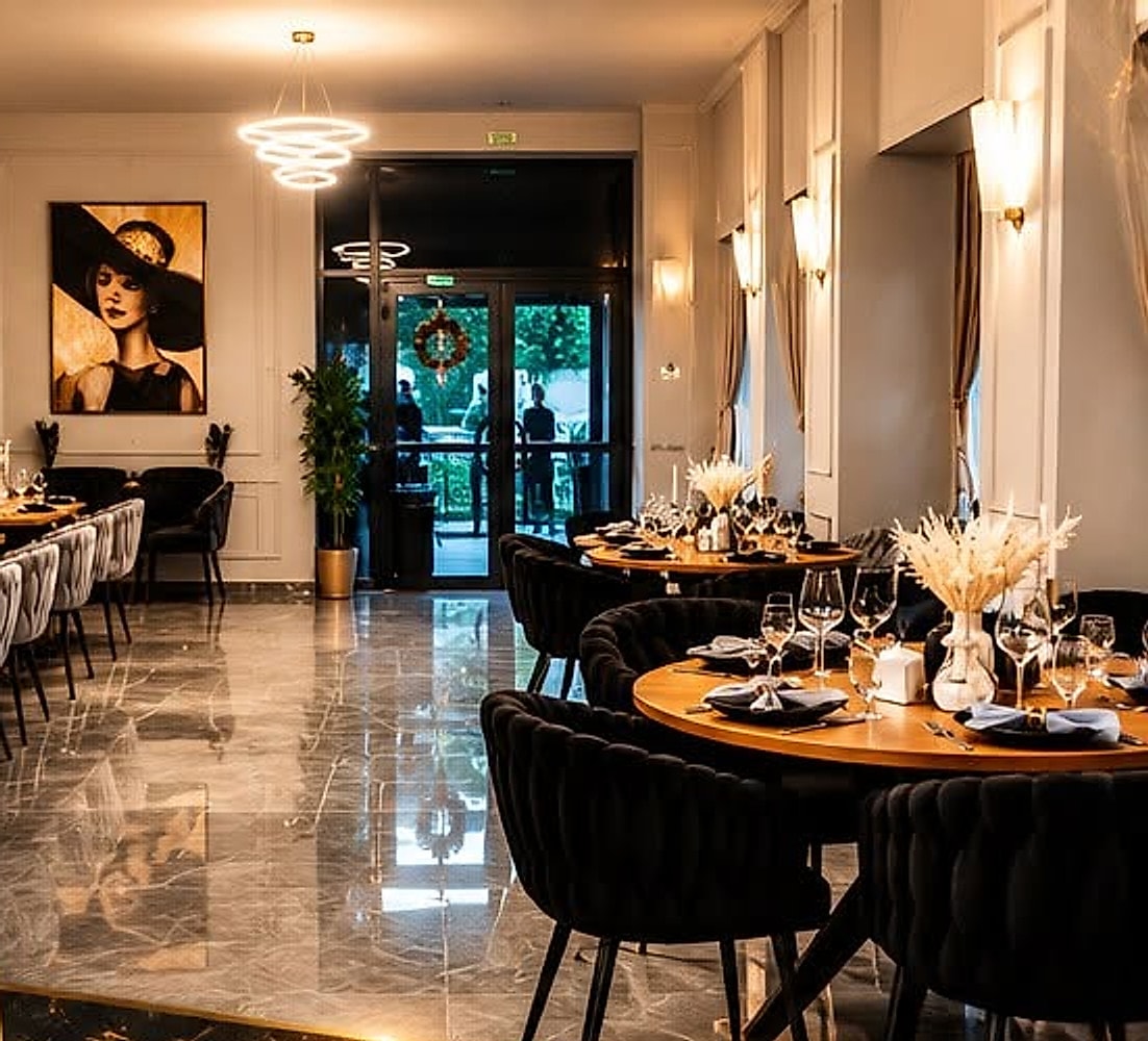 Salonul BOEL, cu mese aranjate și lumină caldă